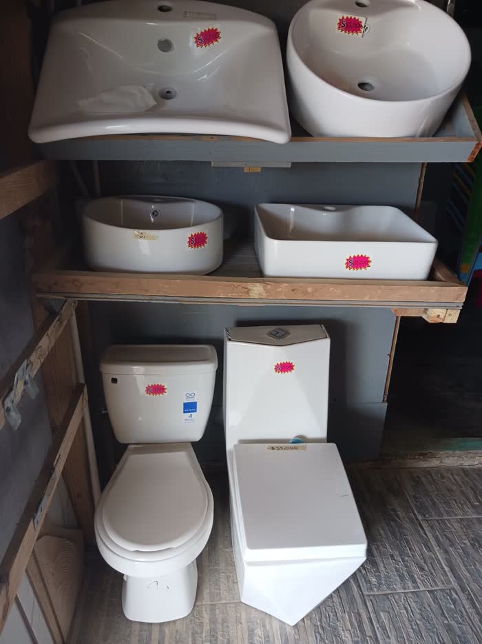 Toilet bowls and face basins on the display shelves